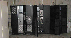 ИБП 550 кВА/495 кВт с двумя «родными» шкафами со встроенными автоматами 700А